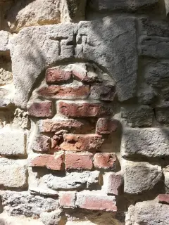 Monofora tamponata - Chiesa di San Bartolomeo a Camerano Casasco