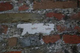 Resto di fregio inserito nella muratura - Pieve di Santa Maria Assunta o di Pisenzana a Montechiaro d'Asti