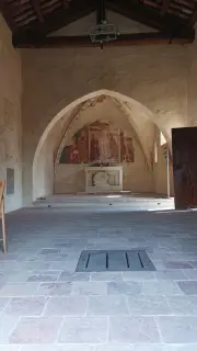 Interno e botola della cripta - Chiesa di San Pietro al Cimitero a Portacomaro