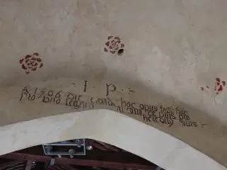 Scritta dedicatoria - Chiesa di San Pietro al Cimitero a Portacomaro