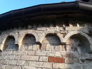 Archetti pensili e cornice a dente di sega - Chiesa di San Michele a TonengoFrazione Ottini