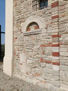 Porta tamponata con lunetta - Chiesa di San Michele a TonengoFrazione Ottini