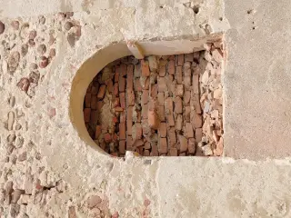 Porta cimiteriale tamponata - Chiesa di San Giovanni Battista Lontano a Bra