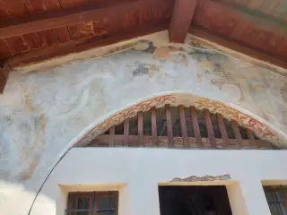 Affreschi in facciata - Cappella della Madonna delle Grazie a BussolenoFrazione Foresto