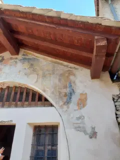 Affreschi in facciata - Cappella della Madonna delle Grazie a BussolenoFrazione Foresto