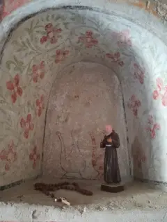 Nicchia con affresco di ampolline - Oratorio di San Bernardo o della Mora a Briona