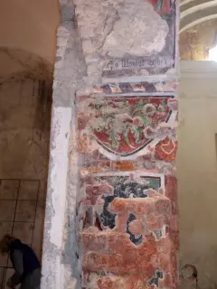 Sottarco seconda campata Nord odierna, affreschi - Ex Chiesa dei Santi Pietro e Paolo a Caraglio