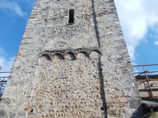 Campanile, faccia nord, archetti, particolare - Ex Chiesa dei Santi Pietro e Paolo a Caraglio