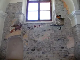 Navata minore Sud, fondo (ovest), affreschi - Ex Chiesa dei Santi Pietro e Paolo a Caraglio