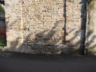 Campanile, faccia ord, base, blocchi forse antichi - Ex Chiesa dei Santi Pietro e Paolo a Caraglio