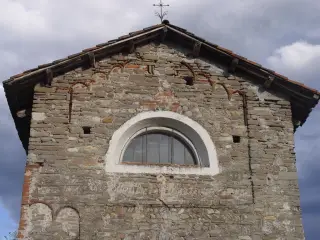 Facciata particolare - Chiesa di San Pietro a CarrùFrazione San Pietro