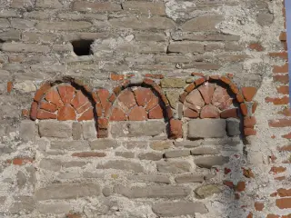 Facciata archetti pensili - Chiesa di San Pietro a CarrùFrazione San Pietro