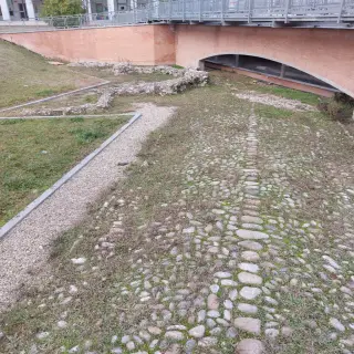 Vista dei resti - Resti Abside della Chiesa Paleocristiana a Alba