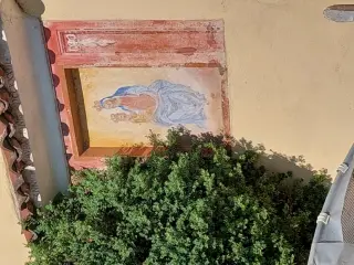 Madonna col Bambino sul fianco esterno datata 1733 - Cappella della Madonna dei Prati a Centallo