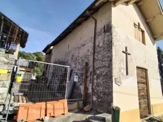 Facciata e fianco - Parrocchiale di San Gottardo a Cellio con BreiaFrazione Valmonfredo