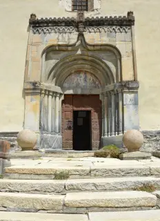 Portale - Parrocchiale di Nostra Signora della Neve a Cesana TorineseFrazione Bousson