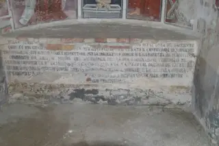 Scritta altare abside destra - Chiesa di San Pietro a Cavallermaggiore