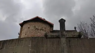 Abside dal cimitero - Chiesa di Santa Maria al Cimitero a Cinzano