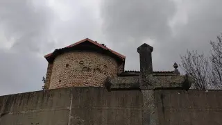Abside dal cimitero - Chiesa di Santa Maria al Cimitero a Cinzano