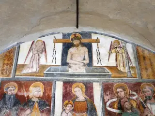 Cristo di pietà, simboli della passione e angeli - Cappella di San Rocco a Cigliè
