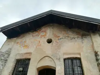 Affreschi in facciata - Chiesa di San Gregorio o Madonna della Serra a Crevacuore