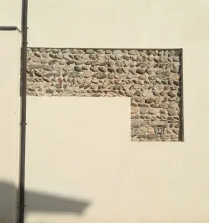 Resti di muratura romanica - Parrocchiale di Santa Maria Assunta a Cureggio