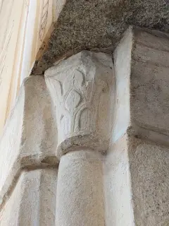 Capitello del portale - Parrocchiale di Santo Stefano a Frassino