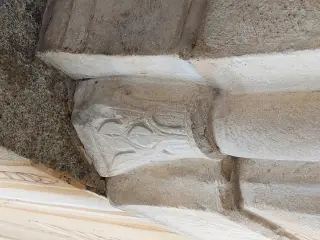 Capitello del portale - Parrocchiale di Santo Stefano a Frassino