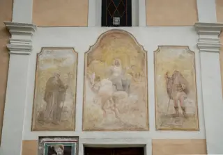 Affreschi Facciata - Oratorio dell' Assunta o Madonna del Latte a Pray