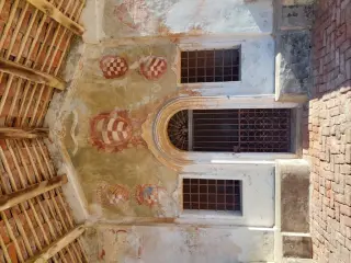 Facciata con stemmi - Cappella della Santissima Trinità a Genola