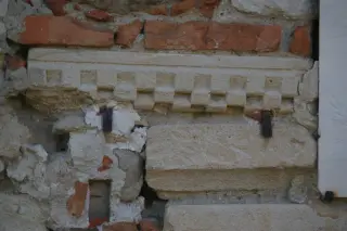 Fregio a damier - Chiesa Cimiteriale dei Santi Vittore e Corona a Montiglio MonferratoFrazione Colcavagno