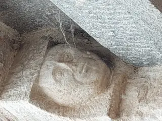 Portale dettaglio volto scolpito - Parrocchiale di San Massimo a Isasca