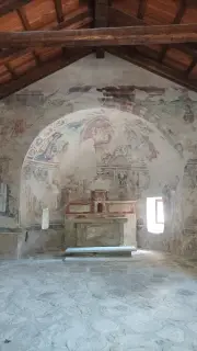 Abside affreschi - Cappella del Cimitero o San Pietro a Issiglio