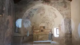 Abside affreschi - Cappella del Cimitero o San Pietro a Issiglio