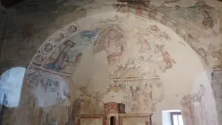 Abside affreschi - Cappella del Cimitero o San Pietro a Issiglio