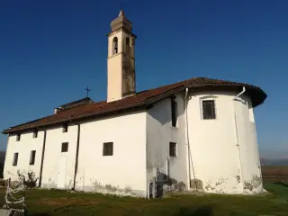 Fianco e abside - Santuario della Madonna dei Campi a Landiona