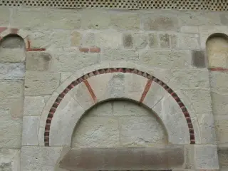 Portale laterale con fregio a dente di cane - Chiesa di San Secondo a Cortazzone