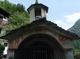 Facciata - Cappella della Madonna di Loreto o il Gesietto a BoccioletoFrazione Oro