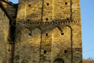 Dettaglio marcapiano campanile - Chiesa o Pieve della Madonna della Pieve o di Santa Maria a Cortemilia