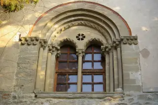 Bifora in facciata - Chiesa o Pieve della Madonna della Pieve o di Santa Maria a Cortemilia