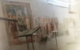 Interno dalla finestrella votiva - Cappella di San Nazario a LesegnoFrazione Prata