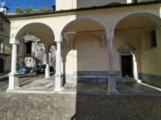 Fianco e porticato - Chiesa di San Rocco a LoregliaFrazione Chesio